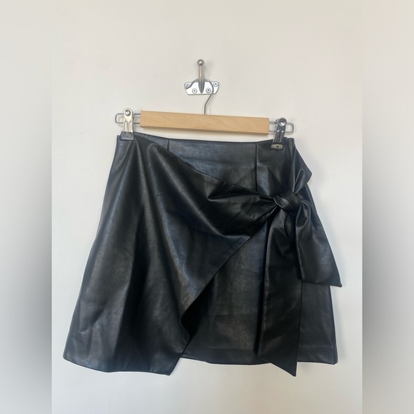 NWOT Wilfred‎ Aritzia Black Faux Leather Wrap Front
Mini Skirt Vegan Soft Size 0 - Picture 5 of 11